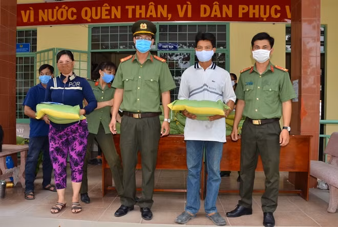 Các bộ chiến sĩ tặng quà cho người dân, các hộ nghèo bị ảnh hưởng trong mùa dịch COVID-19.