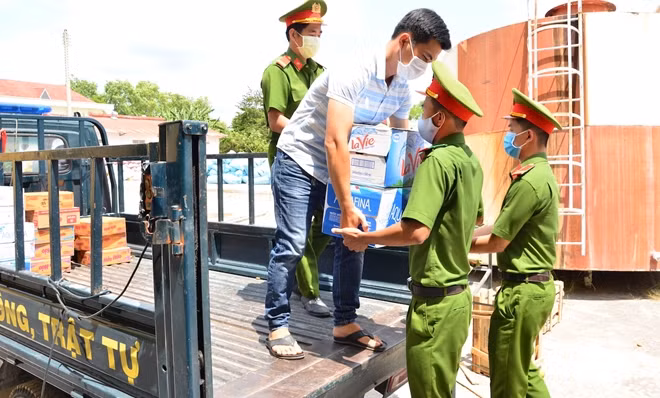 Nhu yếu phẩm được cán bộ chiến sĩ Công an TP Cao Lãnh vận động, hỗ trợ cho người dân.