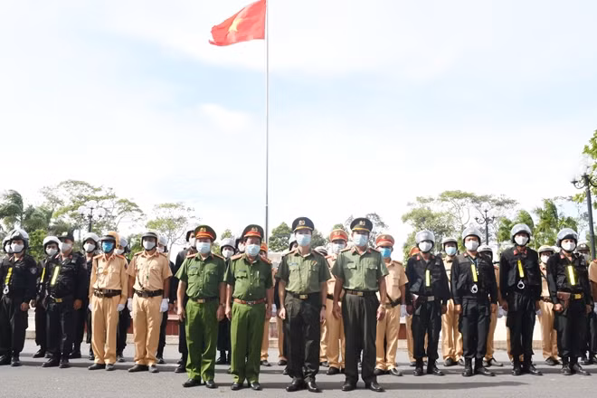 Ban giám đốc cùng lãnh đạo các đơn vị nghiệp vụ, cán bộ chiến sĩ tại lễ ra quân.