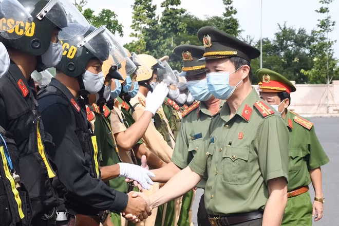 Ban giám đốc Công an tỉnh Trà Vinh giao nhiệm vụ cho các đơn vị.