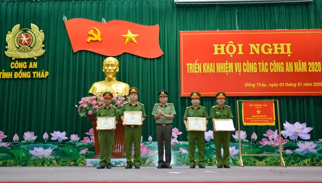 Giám đốc Công an tỉnh Đồng Tháp trao bằng khen của Bộ Công an cho các đơn vị xuất sắc trong phong trào thi đua “Vì An ninh Tổ quốc”.