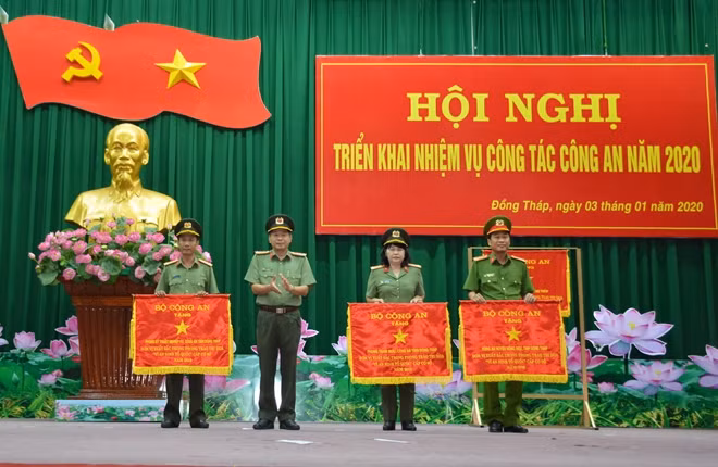 Đại tá Nguyễn Văn Hiểu - Giám đốc Công an tỉnh Đồng Tháp trao cờ của Bộ Công an tặng các đơn vị xuất sắc trong phong trào thi đua “Vì An ninh Tổ quốc”.