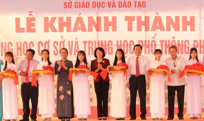 Phó Chủ tịch nước Đặng Thị Ngọc Thịnh và các đại biểu cắt băng khánh thành.