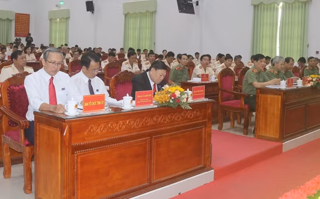 Các đồng chí lãnh đạo, đại biểu dự hội nghị.