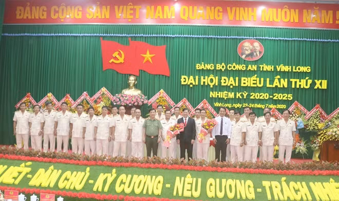 Ban Chấp hành Đảng bộ Công an tỉnh Vĩnh Long khóa mới ra mắt đại hội và chụp ảnh lưu niệm cùng các đồng chí lãnh đạo.
