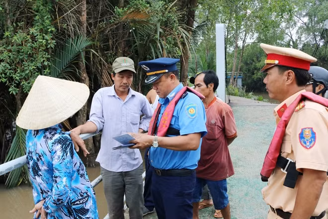 Cảnh sát giao thông phối hợp ngành chức năng kiểm tra, nhắc nhở các bến khách ngang sông chấp hành nghiêm pháp luật.