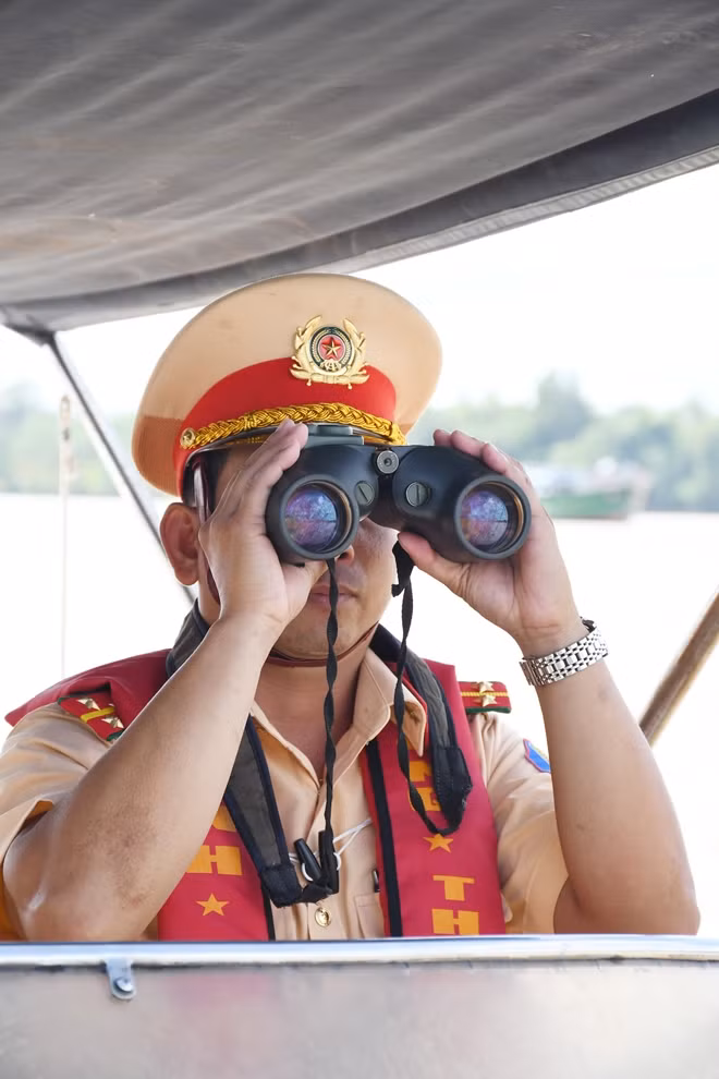 Cảnh sát giao thông quan sát, tuần tra trên sông Hậu.