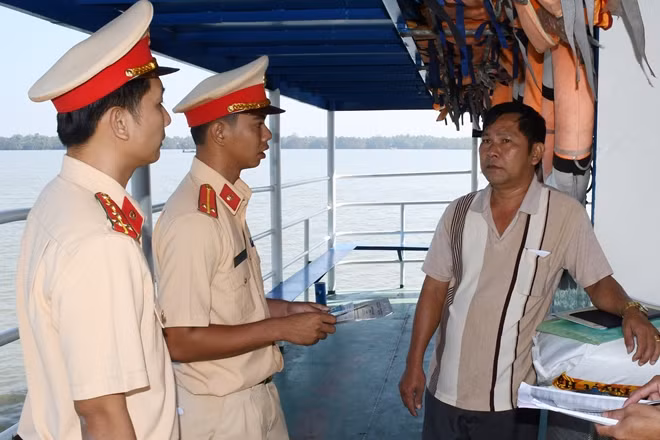 Cảnh sát giao thông chủ động hực hiện đồng bộ các giải pháp, bảo đảm tình hình trật tự an toàn giao thông đường thủy nội địa. Tỉnh Trà Vinh có 15 câu lạc bộ, mô hình “Bến, cảng văn minh, văn hóa, an toàn”, “Phòng, chống đuối nước trẻ em”.