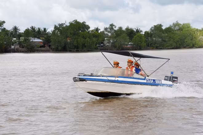 Tỉnh Trà Vinh có 158 bến thủy nội địa, 52 bến khách và hơn 5.000 phương tiện lưu hành. Cảnh sát giao thông đã thực hiện nhiều biện pháp bảo đảm trật tự an toàn giao thông, trong đó việc xây dựng mô hình “Văn hóa giao thông với bình yên sông nước”, đã mang lại hiệu quả thiết thực.
