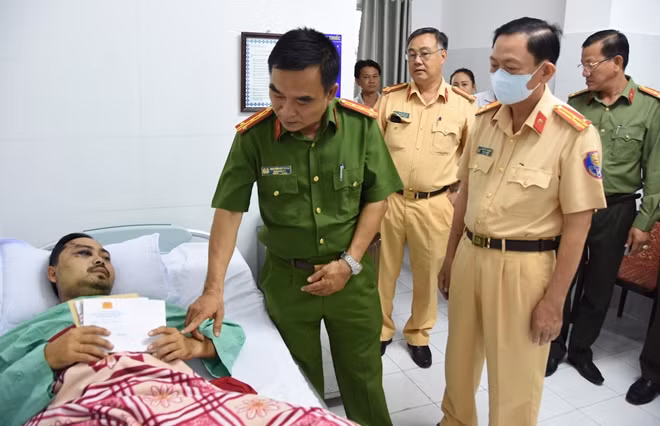 Đại tá Nguyễn Việt Hùng đã thăm hỏi, động viên Thiếu tá Nguyễn Lê Hồ.