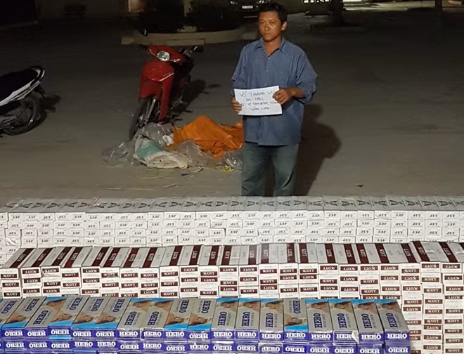 Vui cùng số thuốc lá bị bắt giữ.