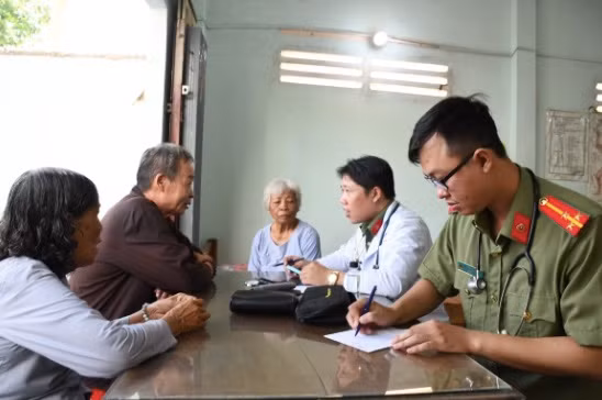 Bác sĩ thăm khám cho các cụ già tại nhà dưỡng lão.