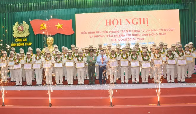 Trao khen cho các điển hình tiên tiến.