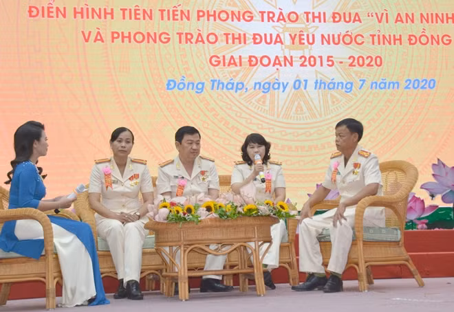 Giao lưu các điển hình tiên tiến tại hội nghị.