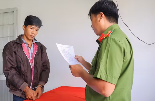 Cơ quan điều tra tống đạt quyết định khởi tố bị can.