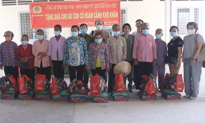 Công an Trà Vinh tổ chức nhiều hoạt động ý nghĩa, tặng quà cho người nghèo.
