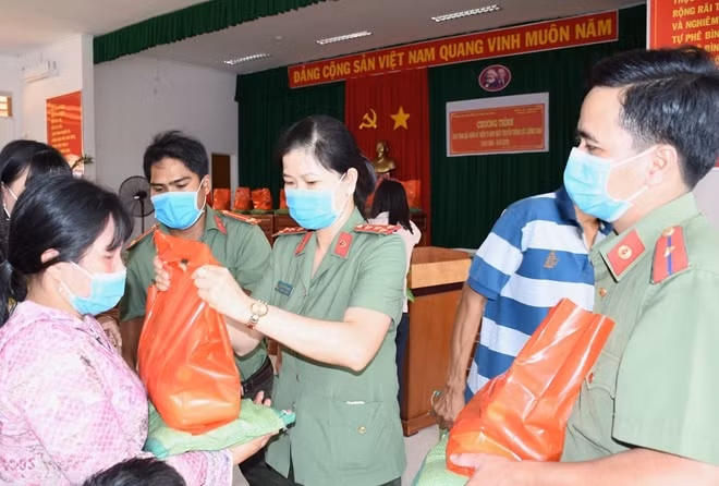 200 phần quà được trao tận tay người dân.
