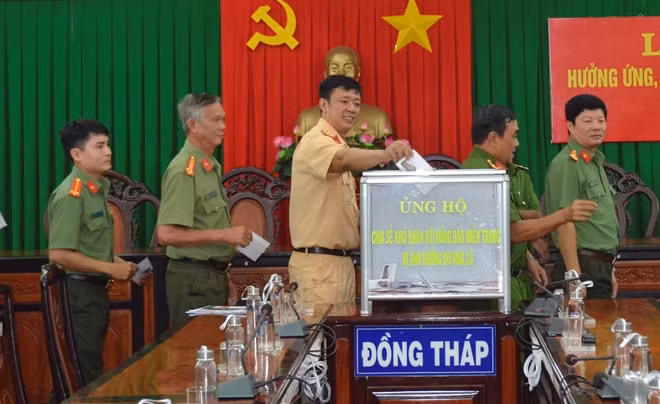 Cán bộ chiến sĩ quyên góp ủng hộ đồng bào miền Trung.