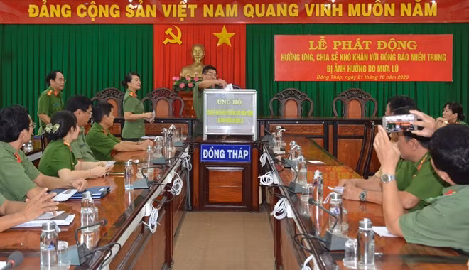 Công an tỉnh Đồng Tháp quyên góp gần 600 triệu đồng ủng hộ đồng bào miền Trung.