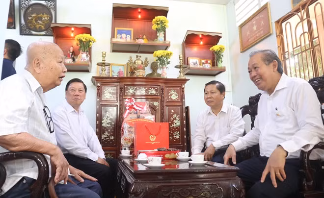 Đồng chí Trương Hòa Bình đến nhà thăm, tặng quà cho Anh hùng lực lượng vũ trang Nguyễn Văn Bá, ngụ huyện Vũng Liêm.