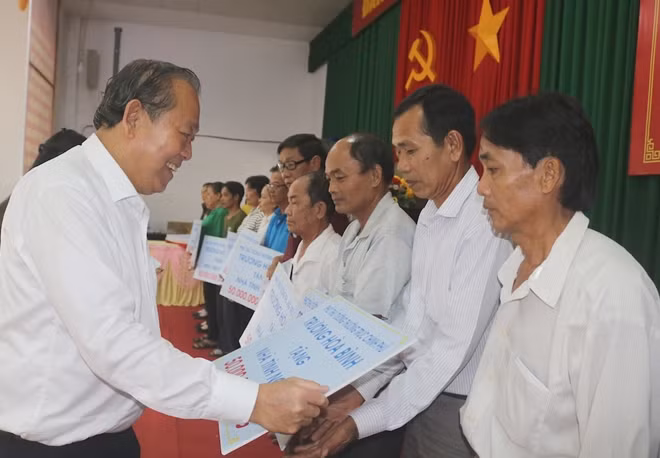 Đồng chí Phó Thủ tướng Thường trực trao tặng 30 căn nhà cho người có công ở Vĩnh Long.