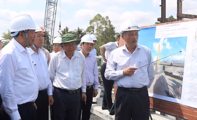 Đồng chí Phó Thủ tướng Thường trực trực tiếp khảo sát, kiểm tra tiến độ công trình thủy lợi ứng phó hạn mặn tại huyện Vũng Liêm.