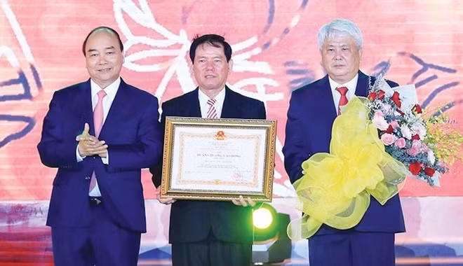 Thủ tướng Nguyễn Xuân Phúc trao Huân chương Lao động hạng Nhất cho tỉnh Trà Vinh. Ảnh: TTXVN
