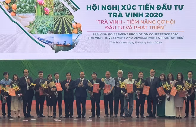 Thủ tướng Nguyễn Xuân Phúc chứng kiến việc trao chủ trương đầu tư cho các doanh nghiệp tại hội nghị.