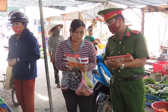 Tờ rơi tuyên truyền được cán bộ chiến sỹ phát tận tay người dân, nâng cao công tác phòng ngừa dịch bệnh.