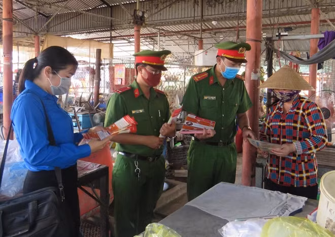 Lực lượng Công an và Đoàn thanh niên tuyên truyền thường xuyên đến tiểu thương, từng hộ dân.
