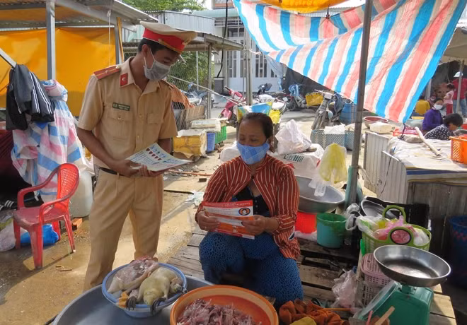 Người dân nâng cao ý thức trong công tác phòng ngừa dịch bệnh.