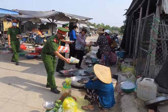 Lực lượng Công an tuyên truyền đến các hộ tiểu thương ở khu vực biên giới.