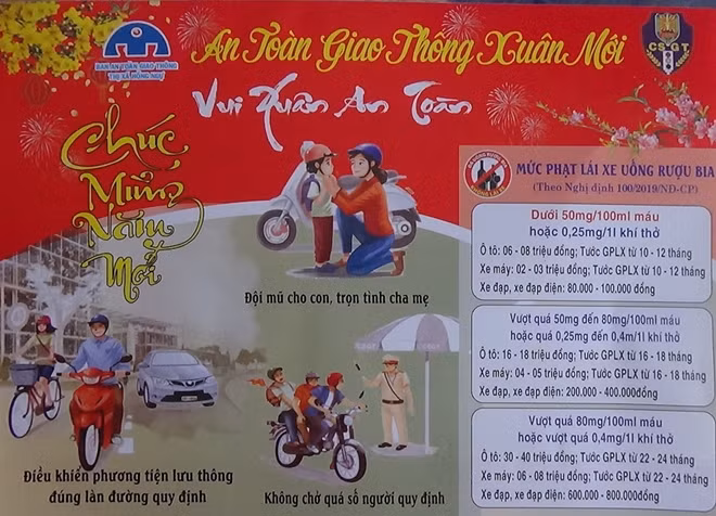 Lực lượng Công an vừa tuần tra đảm bảo trật tự an toàn giao thông, vừa hỗ trợ phát nước, khăn miễn phí cho người dân trên tuyến đường tỉnh 842.