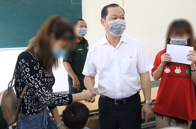 Ba hành khách đầu tiên rời khỏi khu cách ly ở Cần Thơ.