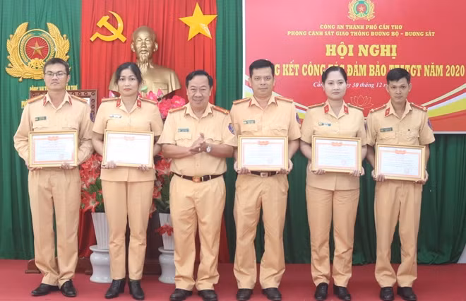 Thượng tá Nguyễn Ngọc Hiệp trao khen cho cán bộ chiến sĩ.