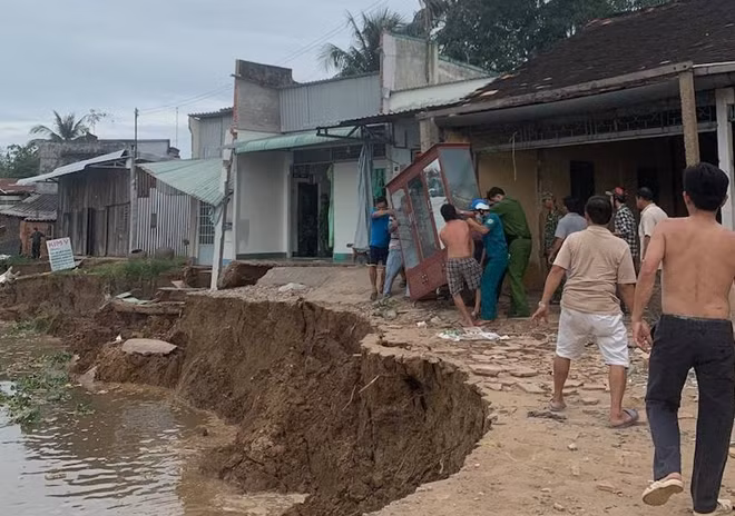 Lực lượng Công an, dân quân hỗ trợ người dân di dời tài sản đến nơi an toàn.