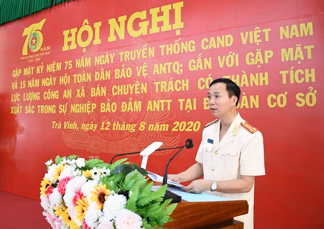 Đại tá Vũ Hoài Bắc, Giám đốc Công an tỉnh trình bày diễn văn ôn lại truyền thống.