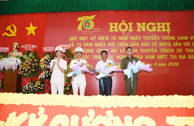 Đại tá Vũ Hoài Bắc tặng hoa chúc mừng các tập thể, cá nhân tiêu biểu được đề nghị Bộ Công an tặng bằng khen trong phong trào toàn dân bảo vệ ANTQ.