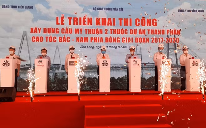 Các đại biểu bấm nút khởi công thi công gói thầu xây dựng cầu Mỹ Thuận 2.
