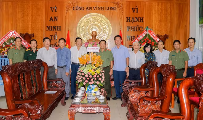 Lãnh đạo Tỉnh ủy chụp ảnh lưu niệm cùng Ban Giám đốc Công an tỉnh.