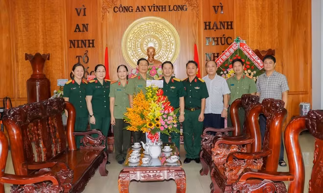 Ban Giám đốc Công an tỉnh chụp ảnh lưu niệm cùng đại diện Bộ Chỉ huy Quân sự tỉnh.