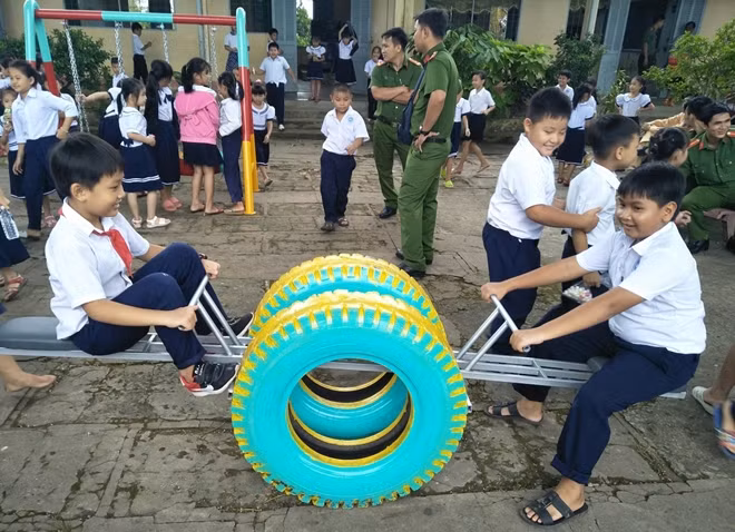 Công trình vui chơi được các đoàn viên Công an thiết kế cho học sinh.