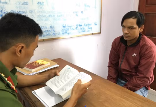 Thạch Sương tại cơ quan Công an. Thạch Sương tại cơ quan Công an.