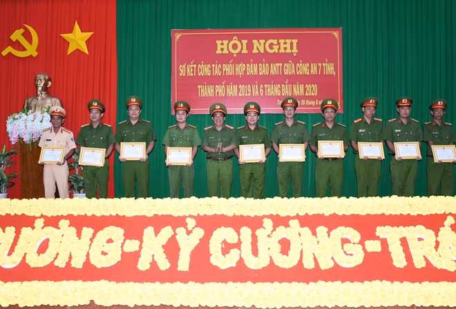 Đại tá Phan Thanh Quân, Phó Giám đốc Công an tỉnh Trà Vinh trao khen thưởng cho các tập thể có thành tích tiêu biểu.