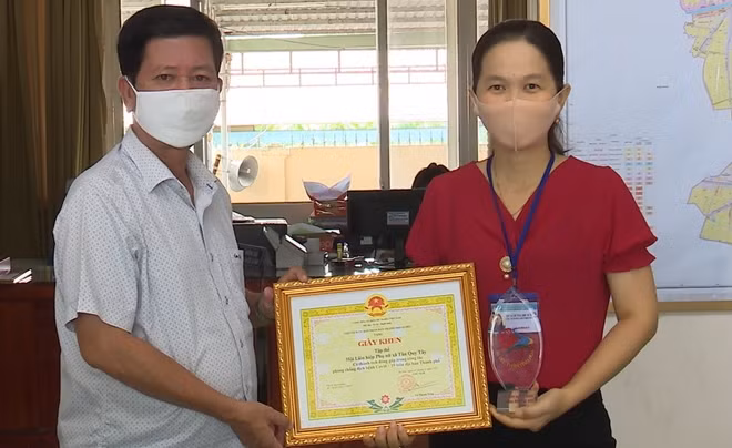 Lãnh đạo UBND TP Sa Đéc trao khen cho 8 tập thể và 5 cá nhân.