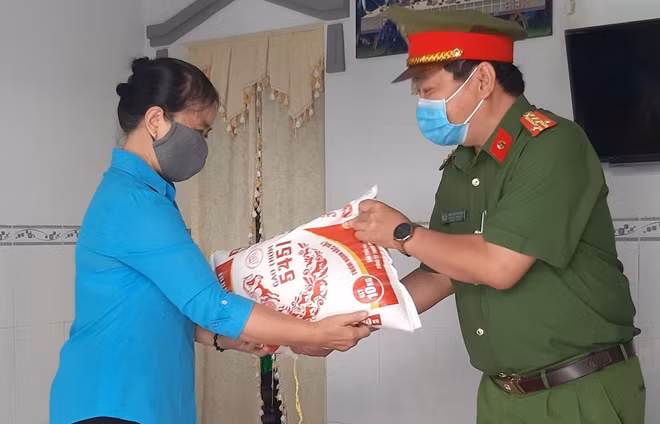 Đại tá Nguyễn Chí Công, Trưởng Công an TP Sa Đéc trao quà cho giáo viên mầm non.
