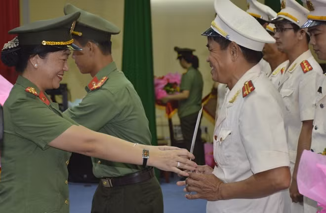 Thượng tá Võ Thị Hoài Ngọc, Phó Giám đốc Công an tỉnh trao quyết định điều động cán bộ về xã.