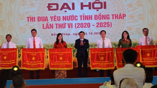 Bí thư Tỉnh ủy Lê Minh Hoan trao Cờ thi đua của Thủ tướng Chính phủ cho 6 tập thể.