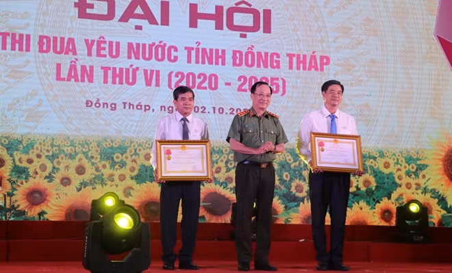 Thượng tướng Nguyễn Văn Thành trao Huân chương Lao động hạng Nhất cho Ban Tổ chức và Ban Dân vận tỉnh Đồng Tháp.