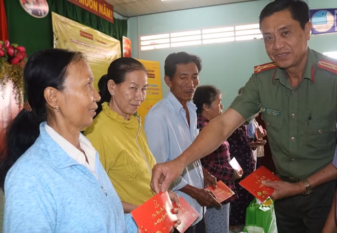 Đại diện Công an tỉnh Bến Tre trao quà Tết cho người dân tại huyện Châu Thành